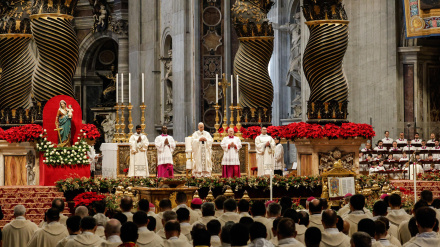 Vatican City (Vatican City State (Holy See)), 01/01/2026.- Pope Leo XIV (C) presides over the New Year's Day Mass in St. Peter's Basilica, Vatican City, 01 January 2026. (Papa) EFE/EPA/GIUSEPPE LAMI