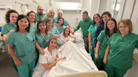 Foto de la primera gallega de 2026 con su familia y el equipo que la atendió