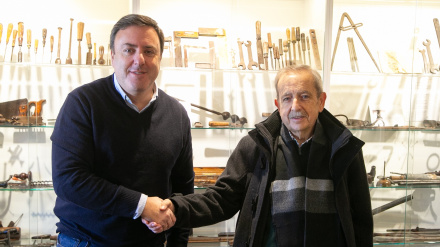 Valentín González y José María López Ferro durante la firma del convenio
