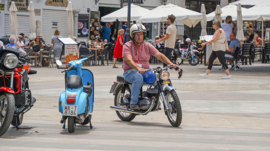 Un jubilado conduce una motocicleta en Mijas (Málaga)