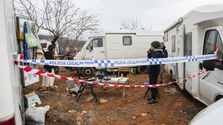 Varios vehículos aparcados en una rave, en el entorno del embalse de El Cenajo