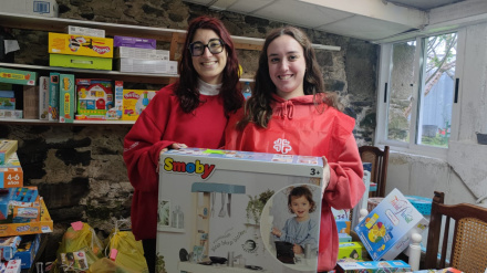 Noelia y Sofía coordinan la campaña de Navidad en Cáritas Santiago