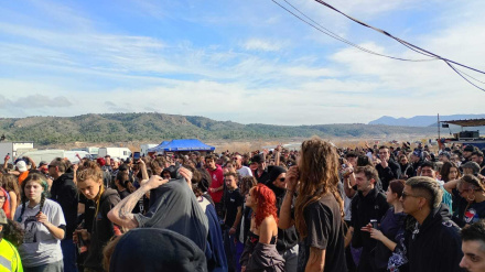 Varias personas en una rave, en el entorno del embalse de El Cenajo
