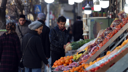 Los iraníes van de compras a un mercado en Teherán.