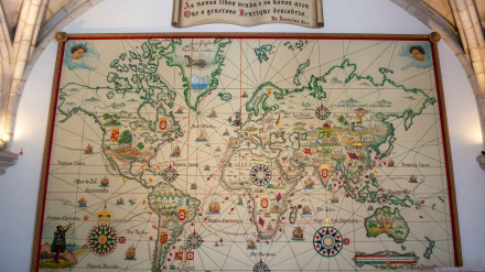 Mapa o planisferio de antiguos viajes y descubrimientos de la Era de los Descubrimientos en el Museo Naval de Lisboa