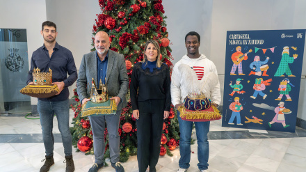 La alcaldesa con los emisarios reales