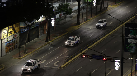 Las fuerzas del orden patrullan las calles de Carazas sin luz este sábado tras haberse registrado varias detonaciones y explosiones en la madrugada