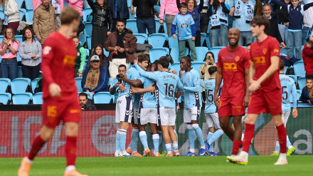 Los jugadores del Celta celebran el primer gol de Borja Iglesias ante el Valencia