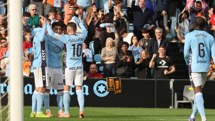 Los jugadores del Celta celebran uno de los goles ante el Valencia
