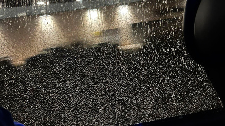 Imagen de la luna rota del autobús del Valencia a su llegada al aeropuerto, procedentes de Vigo