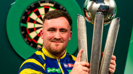 Luke Littler, con el título de campeón del mundo de dardos
