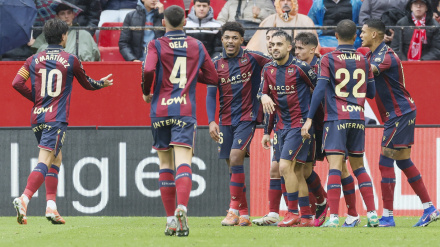 Los jugadores del Levante celebran el gol de Iker Losada ante el Sevilla