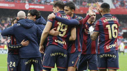 Los jugadores del Levante celebran uno de los goles ante el Sevilla