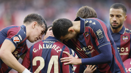 Los jugadores del Levante celebran el gol de Carlos Álvarez ante el Sevilla