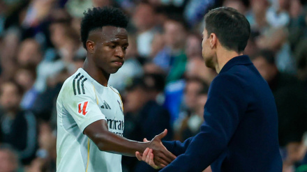 Xabi Alonso y Vinicius se dan la mano tras la sustitución del brasileño durante el Real Madrid-Betis