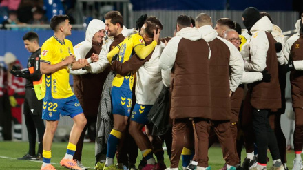 Alegría en la plantilla de Las Palmas tras su victoria a domiciliio frente al Real Zaragoza