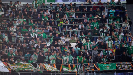 Aficionados del Betis en la zona del Santiago Bernabéu reservada para ellos