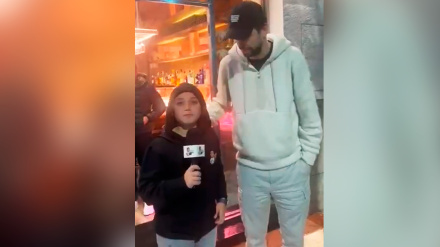 Hugo, un niño que sueña con ser periodista, junto a Gerard Piqué, a la salida de un restaurante en Ceuta