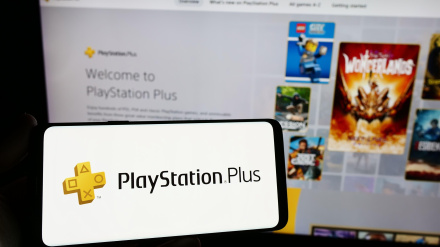 Teléfono inteligente con el logotipo de suscripción PlayStation Plus