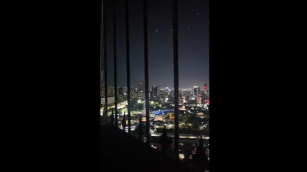 Captura de video tomada de redes sociales que muestra el momento donde se escuchan disparos en los alrededores del Palacio de Miraflores este lunes, en Caracas (Venezuela)