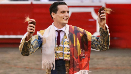 David Galván, con las dos orejas cortadas este lunes en Manizales (Colombia)