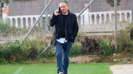 David Navarro, DT del CF Lorca Deportiva hablando por teléfono en el José Miñarro