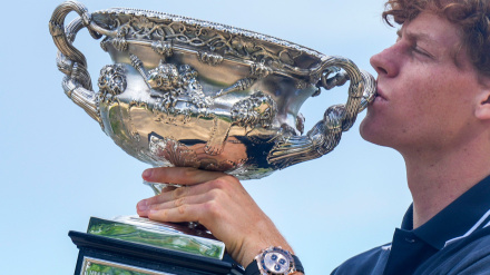 Jannick Sinner besa el trofeo como ganador del Open de Australia en 2025