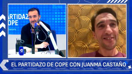 Juanma Castaño charla con Nicolás Ruiz, uno de los cinco aficionados del Athletic que estarán en el partido de semifinales de la Supercopa de España