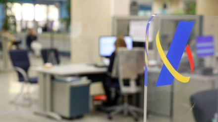 Una empleada trabaja en una oficina de la Agencia Tributaria