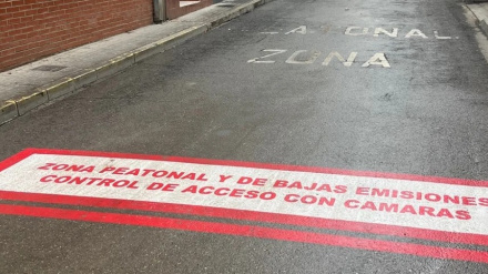 La zona de acceso comienza en los puntos donde en la calzada se ubican las nuevas señales en color rojo