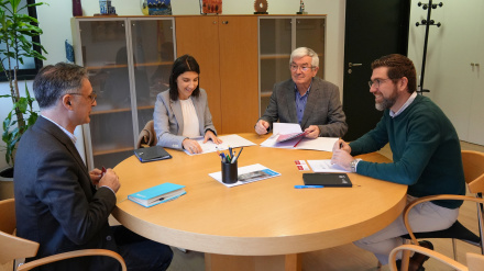 Pablo Fernández, a la derecha, durante el encuentro en Seara