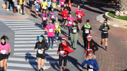 Imagen de una edición anterior de la Carrera Roscón de Reyes Marina Dénia, una cita deportiva y festiva que se ha consolidado en el calendario navideño