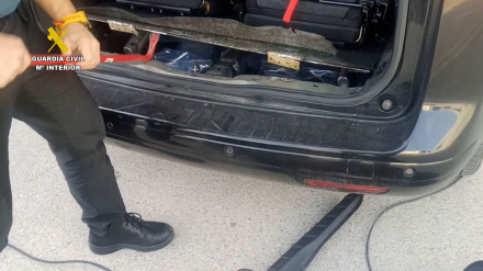 La Guardia Civil intercepta un vehículo con más de siete kilos de cocaína en el puerto de Dénia