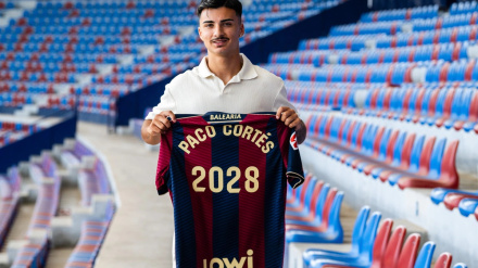 Paco Cortés posa con la camiseta del Levante UD
