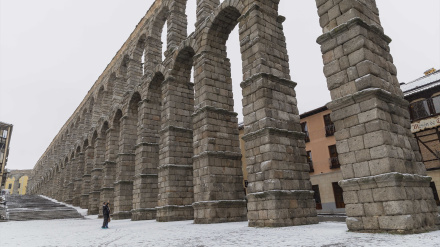 Nieve en las inmediaciones del Acueducto de Segovia, a 7 de enero de 2025, en Segovia