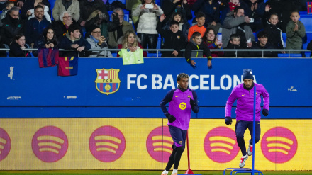 El delantero del FC Barcelona, Lamine Yamal (i) y el delantero brasileño del FC Barcelona, Raphinha (d), durante el entrenamiento abierto al público, que realiza la plantilla barcelonista en el Estadio Johan Cruyff