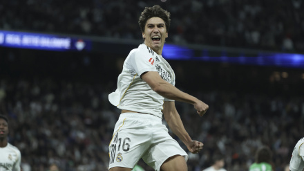 El delantero del Real Madrid Gonzalo García Torres celebra su tercer gol ante el Betis