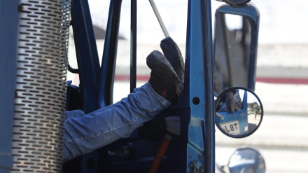 Un camionero descansa dentro de su vehículo