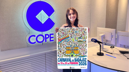 Teresa sostiene el cartel en la emisora de COPE Badajoz