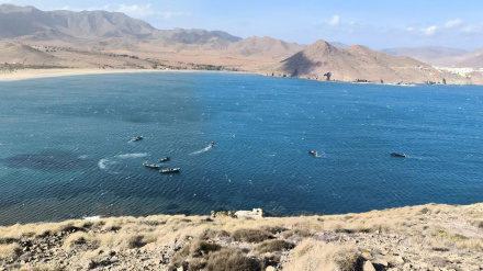 Narcolanchas refugiadas del temporal en la playa de Los Genoveses, en Cabo de Gata (Níjar)