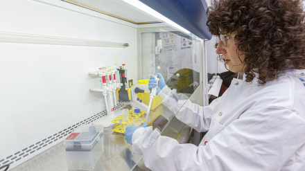 ZARAGOZA 17/12/2025.- La doctora Águeda Sáenz Martínez (Logroño 1994) durante una entrevista concedida a la Agencia EFE. "La ciencia y el patrimonio van de la mano", asegura Sáenz Martínez, la investigadora principal de CoNFine, un proyecto europeo pionero liderado desde Aragón que comenzará en enero en México y plantea tratamientos basados en enzimas inmovilizadas en nanopartículas como alternativa sostenible y eficaz a los biocidas tradicionales que se emplean para combatir el biodeterioro en monumentos históricos. EFE/Javier Belver