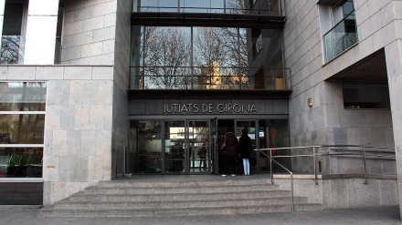 Entrada de los juzgados de Girona, donde la temperatura hoy en su interior es de 14 grados