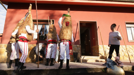 Los Sidros escanciando sidra