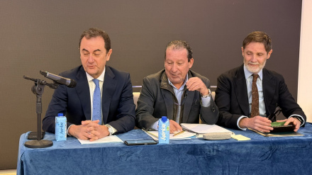 José María Muñoz junto a sus dos abogados en la comparecencia de hoy.