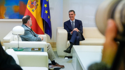 El presidente del Gobierno, Pedro Sánchez (d), durante la reunión mantenida este jueves en la Moncloa con el líder de ERC, Oriol Junqueras