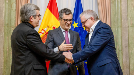 El ministro de la Presidencia, Justicia y Relaciones con las Cortes , Félix Bolaños (c), junto al presidente de la Conferencia Episcopal, Luis Argüello (i), y el presidente de la Conferencia Española de Religiosos (CONFER), Jesús Díaz Sariego (d)