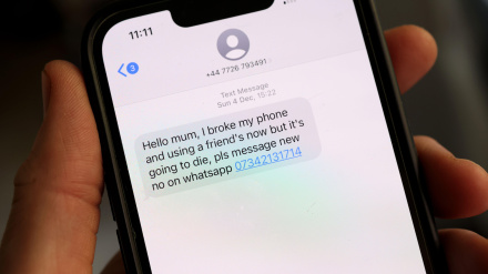 Captura de pantalla de un mensaje de texto en un iPhone enviado por un estafador que intenta engañar al propietario para que responda el mensaje y le pase información personal.
