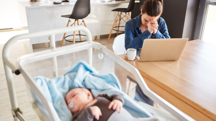 Una madre trabaja junto a su hijo