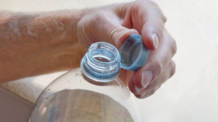 Imagen de recurso del tapón de una botella de plástico siguiendo la regulación de la UE