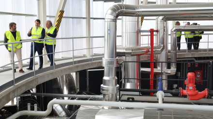 El presidente de la Junta, Alfonso Fernández Mañueco, participa en la Inauguración de la Central Térmica de Energía Renovable DH Ecoenergías Palencia, en la imagen junto directivos y empleados